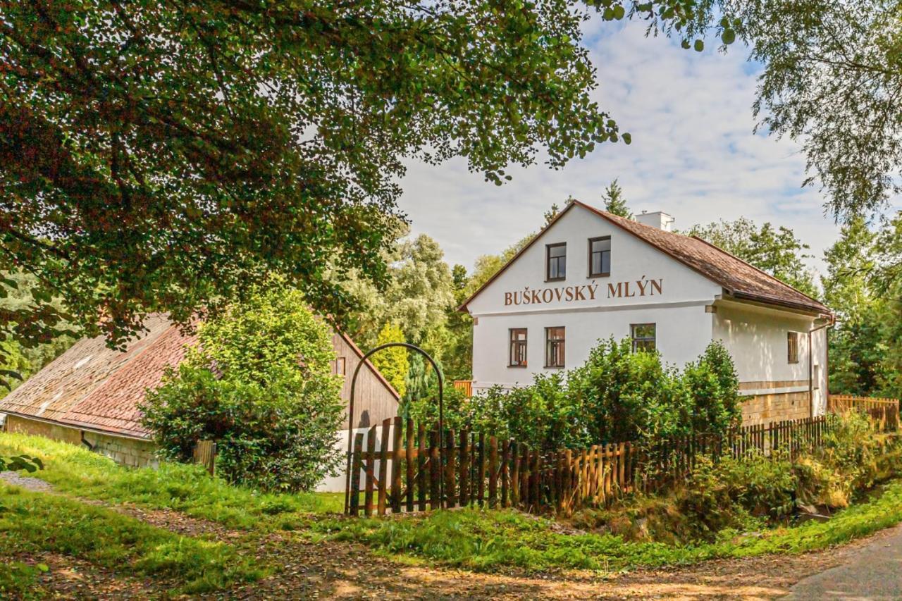 Buskovsky Mlyn 1580 Hotel Dolni Bousov Luaran gambar