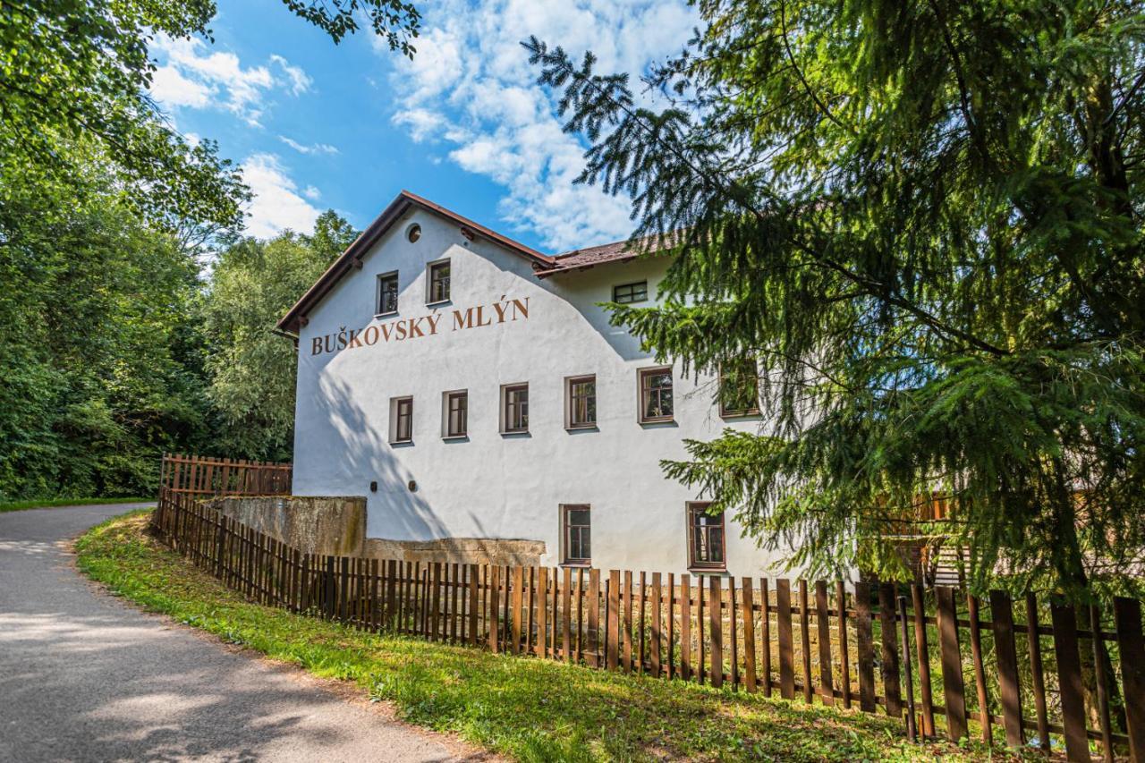 Buskovsky Mlyn 1580 Hotel Dolni Bousov Luaran gambar