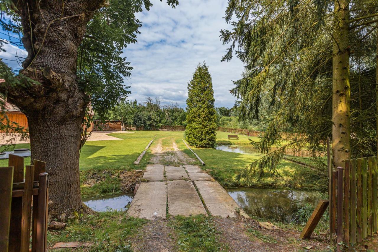 Buskovsky Mlyn 1580 Hotel Dolni Bousov Luaran gambar