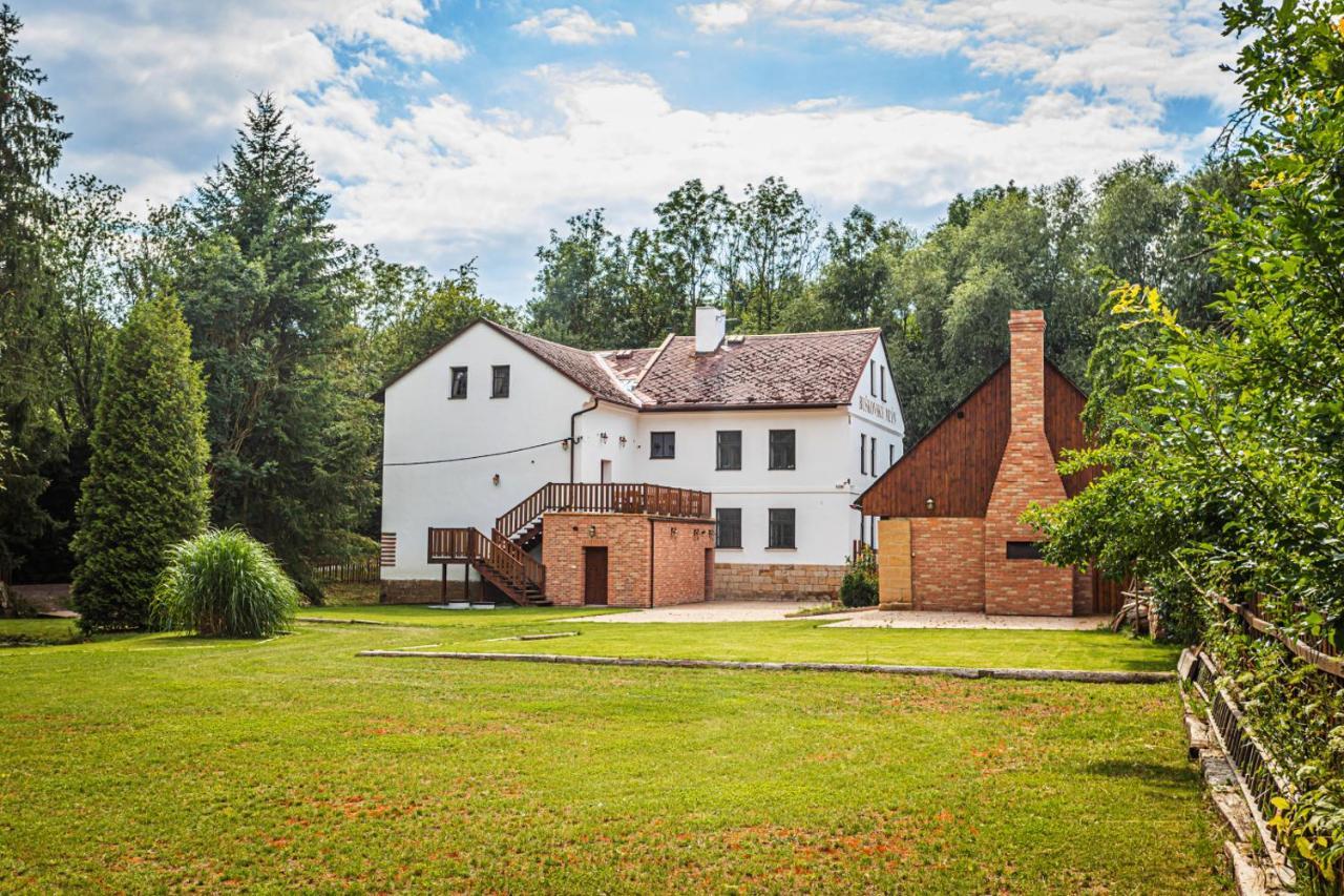 Buskovsky Mlyn 1580 Hotel Dolni Bousov Luaran gambar