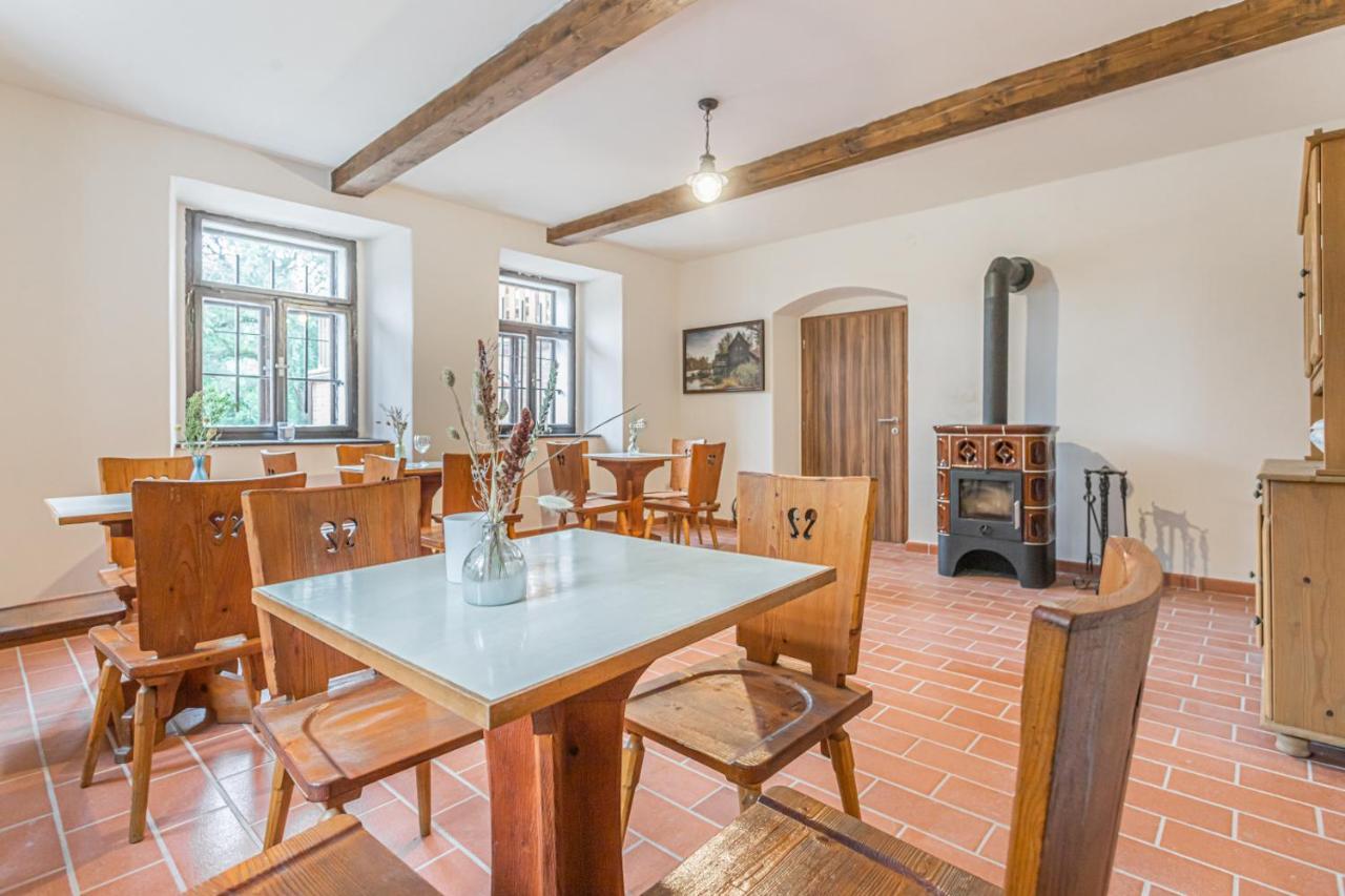 Buskovsky Mlyn 1580 Hotel Dolni Bousov Luaran gambar