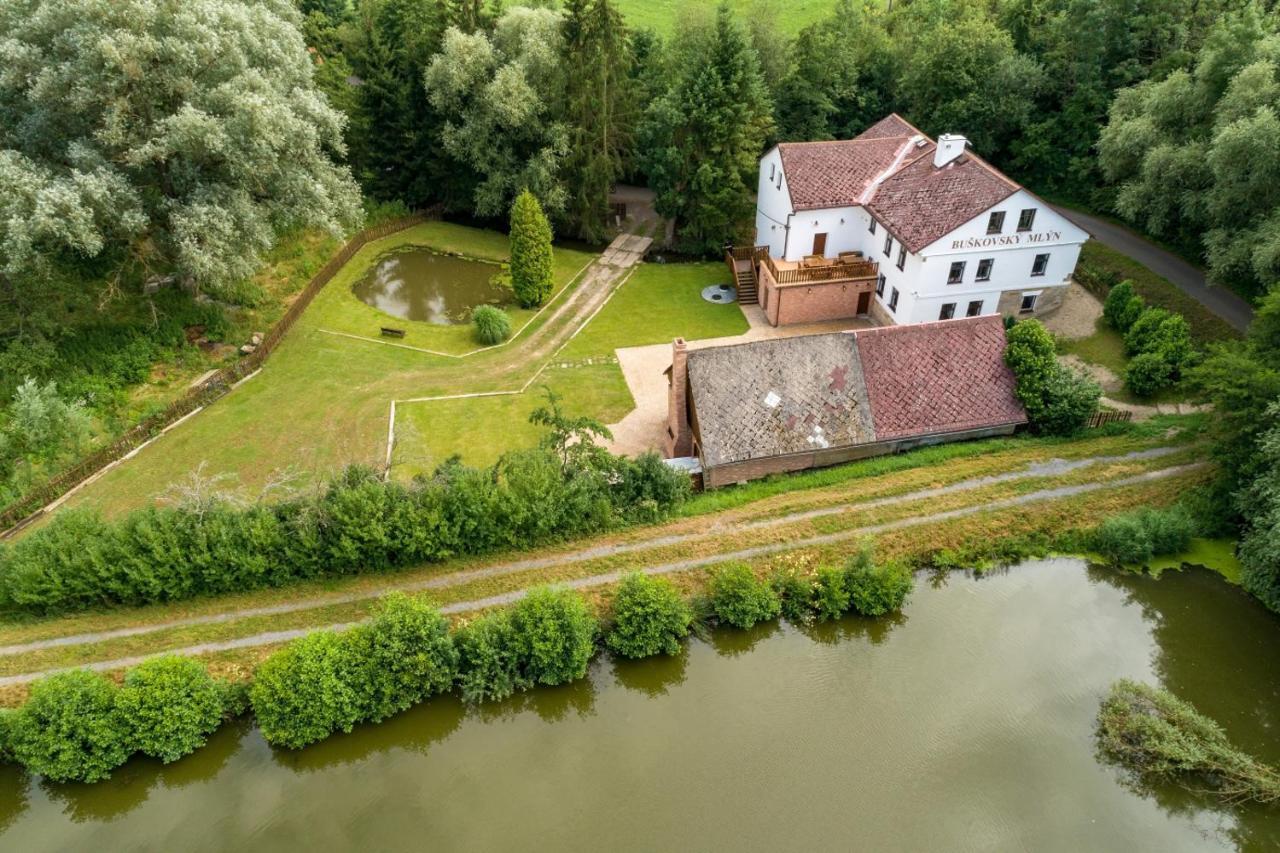 Buskovsky Mlyn 1580 Hotel Dolni Bousov Luaran gambar